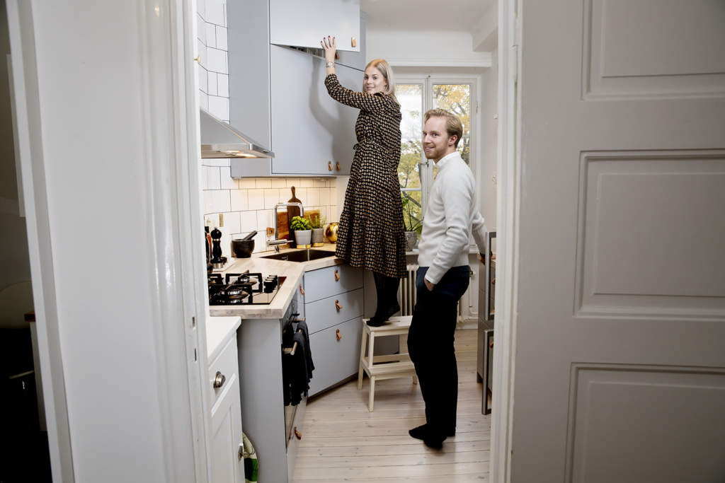 Nu finns fler och smartare arbetsytor. För Sofia och Alexander som gillar att laga mat har det blivit mycket enklare att bjuda över gäster. Foto: Magnus Sandberg.
